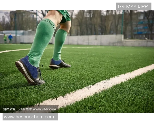 小腿粗壮却依然闪耀的足球明星们展现力量与技巧的完美结合