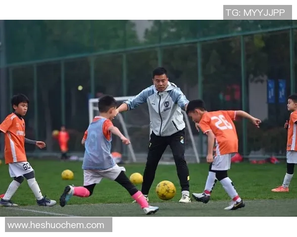 深入中国足球明星的世界采访视频揭示他们的梦想与挑战